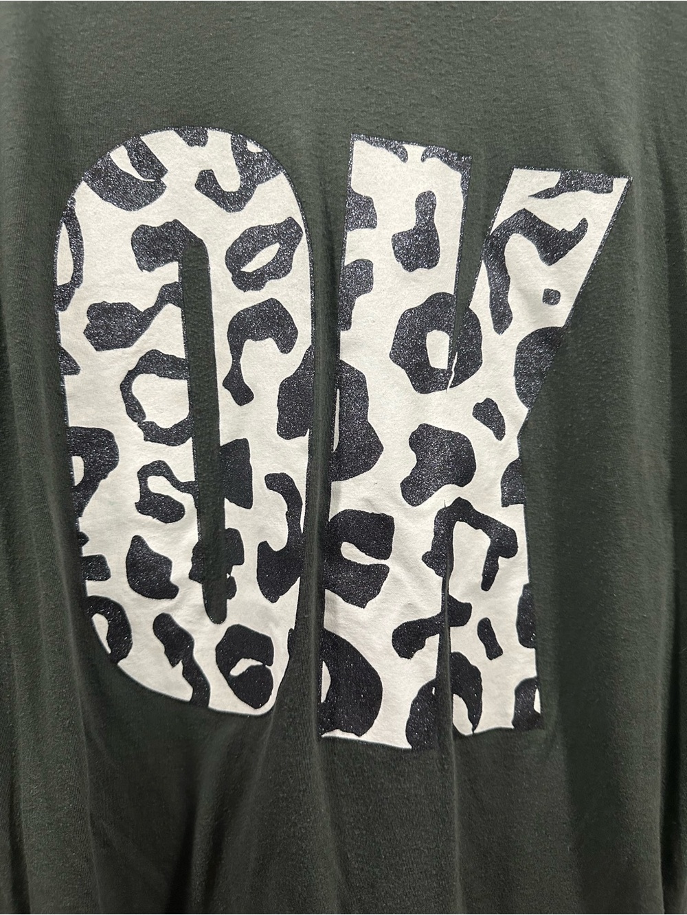 Tultex light gray vneck graphic tee Sz L